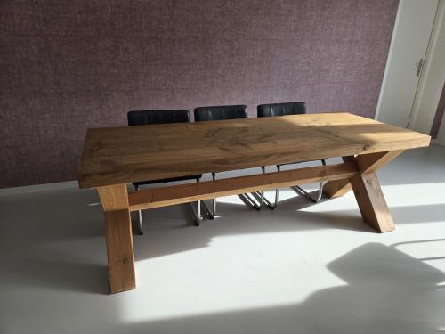 Eettafel en stoelen
