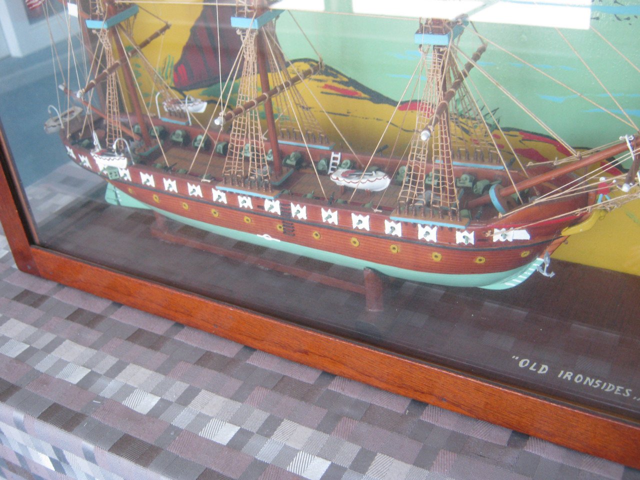 Scheepsmodel in vitrine.