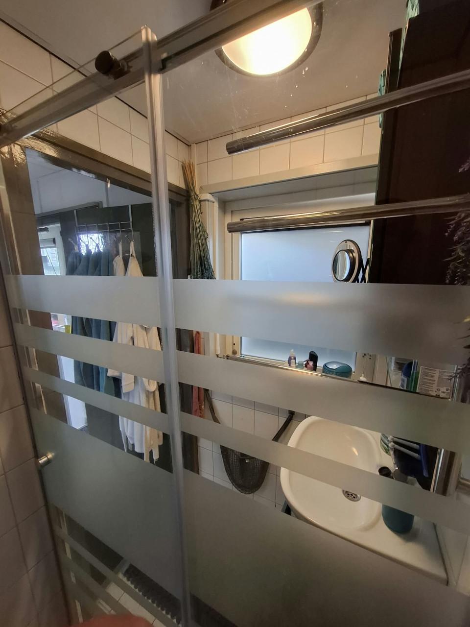 Douche wand met schuifdeur plus handdoek radiator elektrisc
