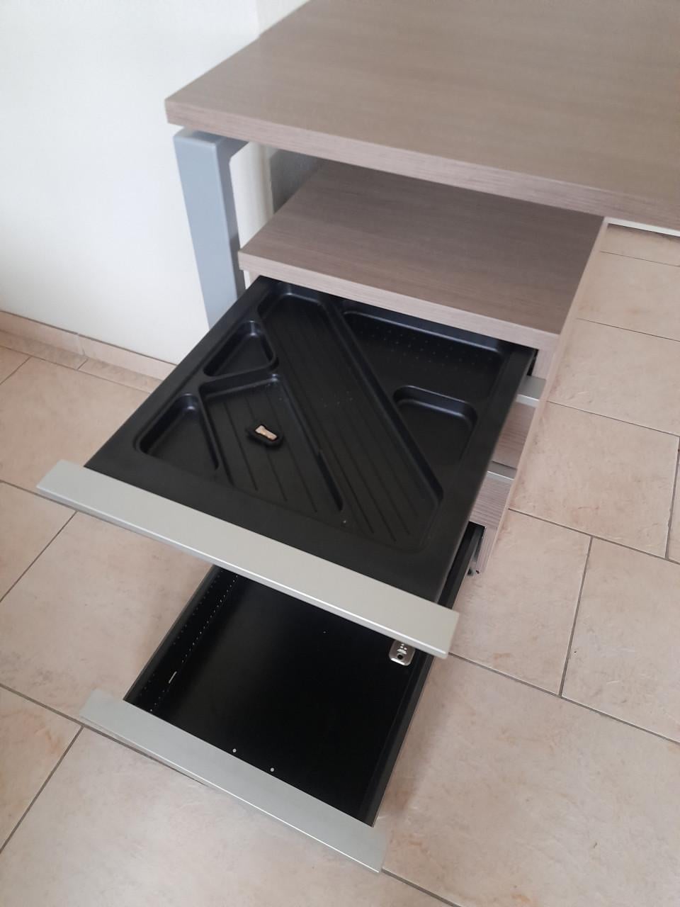 Prachtig bureau 90 x 180 x 75,5 (verstelbaar ) z.g.a.n.