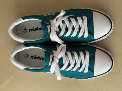 Nieuwe Mistral canvas sneakers, maat 42