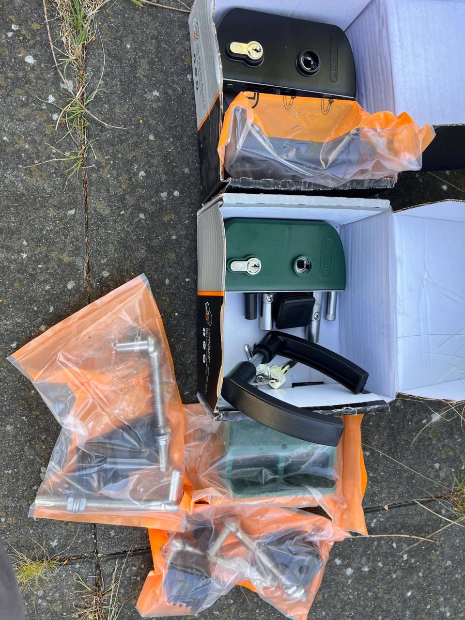 Ruim 50 meter gaashekwerk met dubbele poort