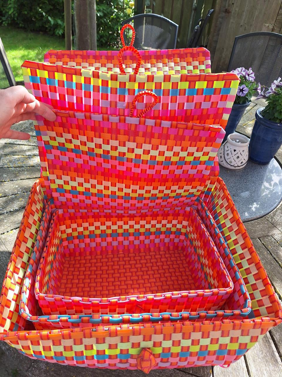Leuke vrolijk kleurde set opbergmanden.