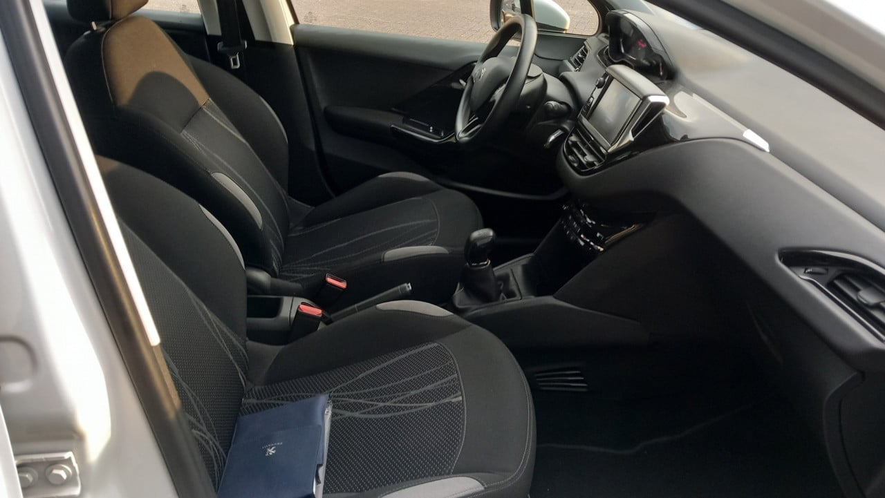 Peugeot 208 1.2 VTI Envy 5deurs bj:2014 107.000km airco lm-velgen