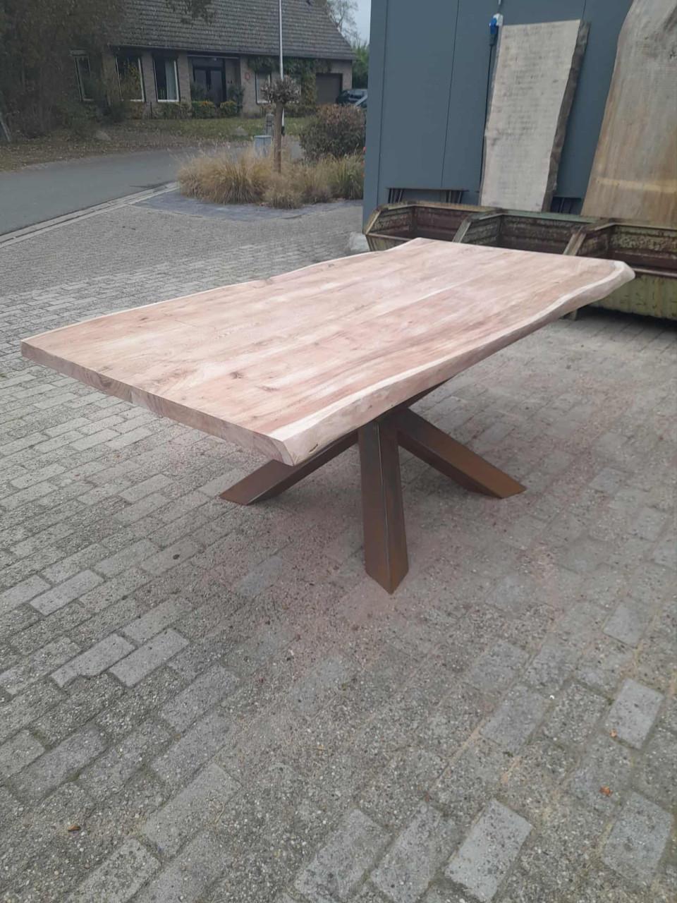BOOMSTAMTAFEL / TAFEL IN SUARHOUT 200X100 MET ZWARE MATRIXPOOT