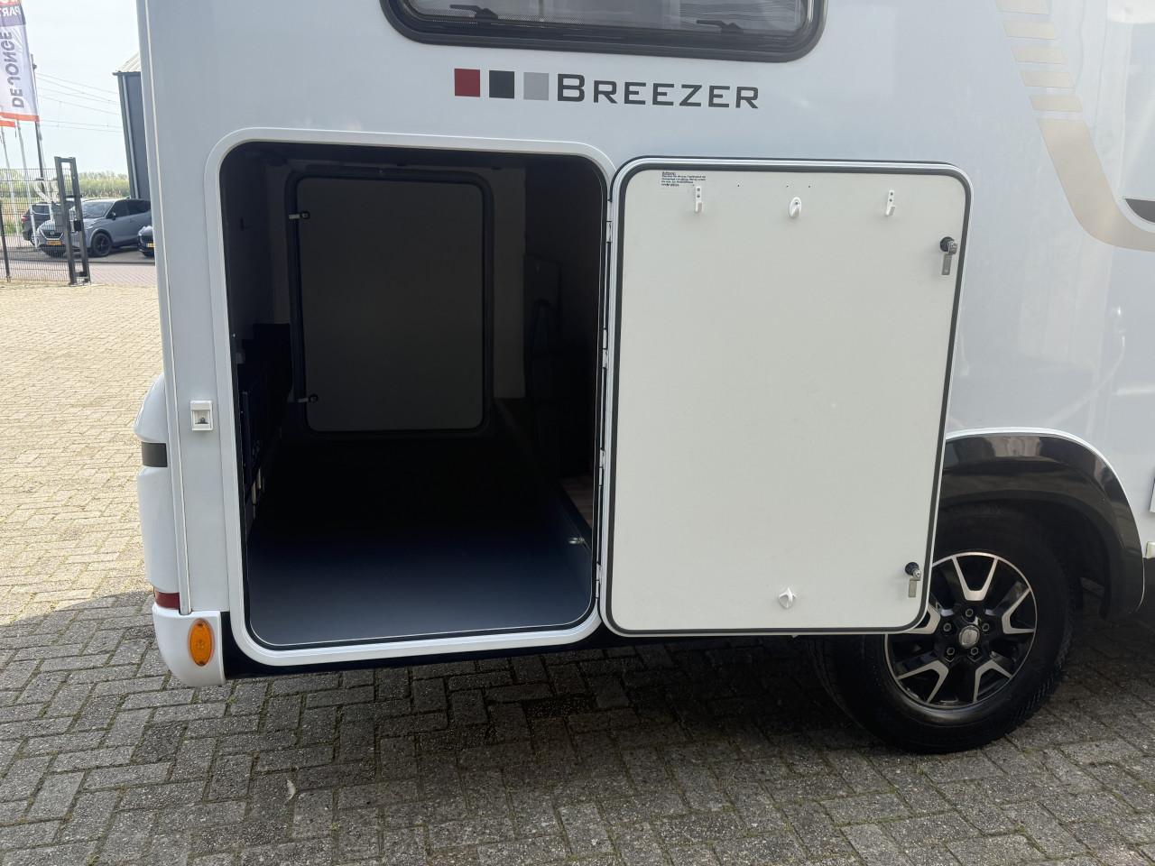 LMC Breezer V646G. Black-line ( 2x lengte bedden, zeer netjes ,dak airco)