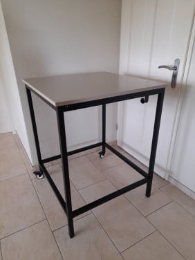 Stevige Statafel / Vergadertafel met wielen  80 x 80 x 102H  z,g,a,n,