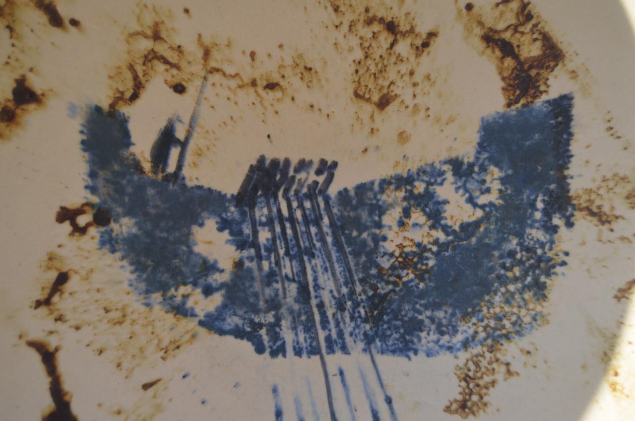 Fraaie grote aardewerk schotel, gesigneerd, gedateerd (1)