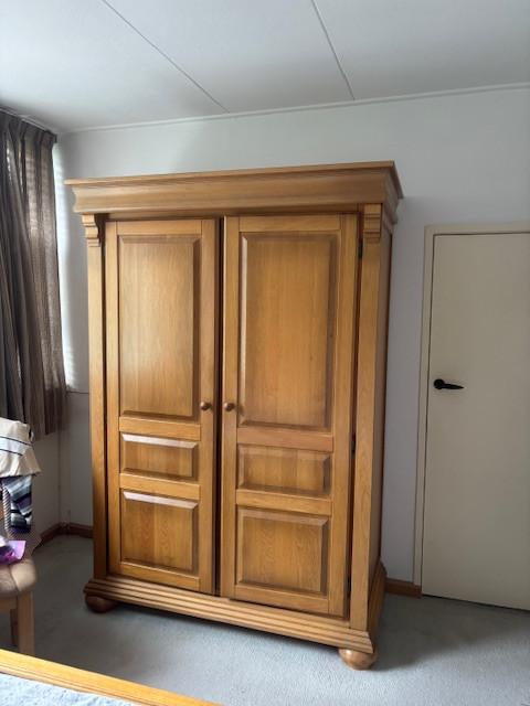 Gratis af te halen: eiken bed met ombouw en linnenkast