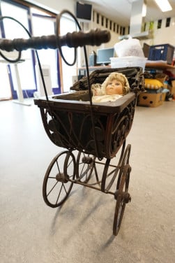 Poppenwagen met pop sier