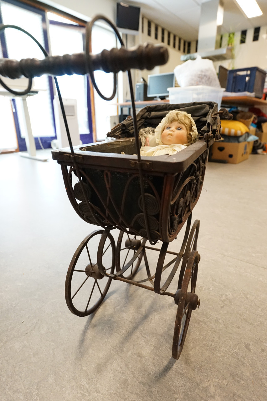 Poppenwagen met pop sier