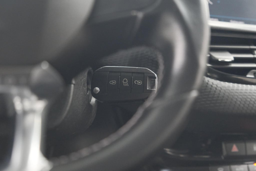 Peugeot 208 puretech 82 blue lease executive | parkeersensoren | navigatie 