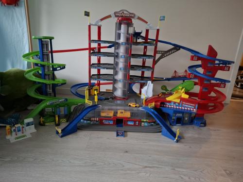 Grote speelgarage met geluid en auto's