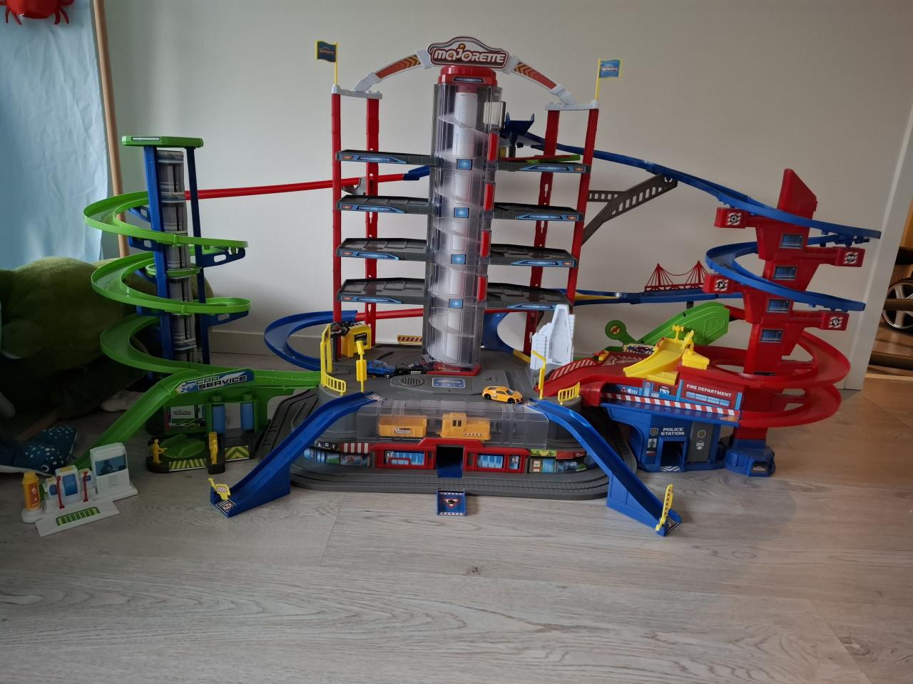 Grote speelgarage met geluid en auto's