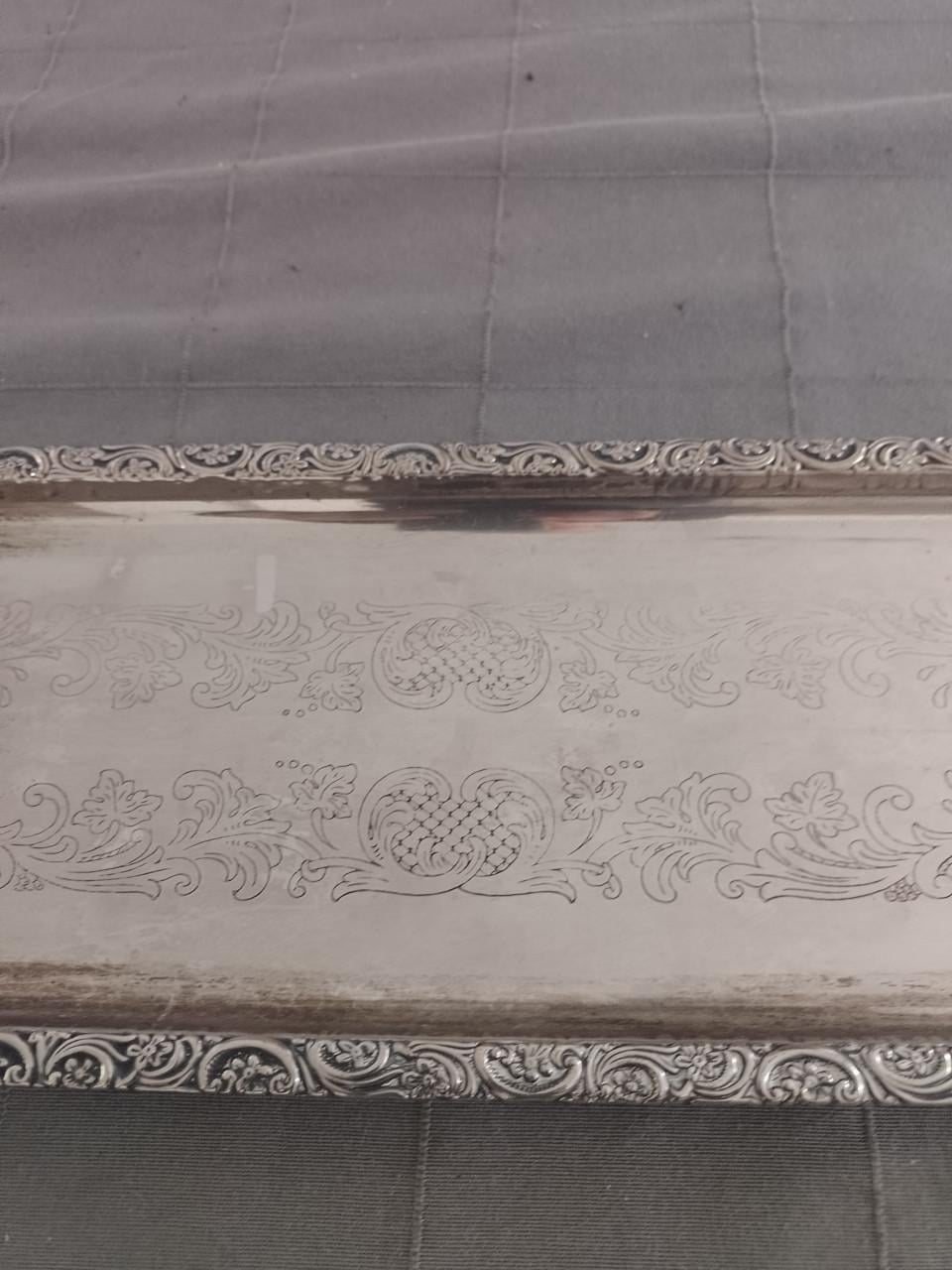 Verzilverd langwerpig dienblad met gravures