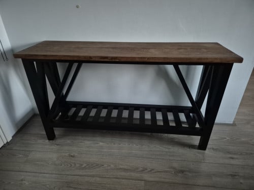 Sidetable zwart met houtenblad.