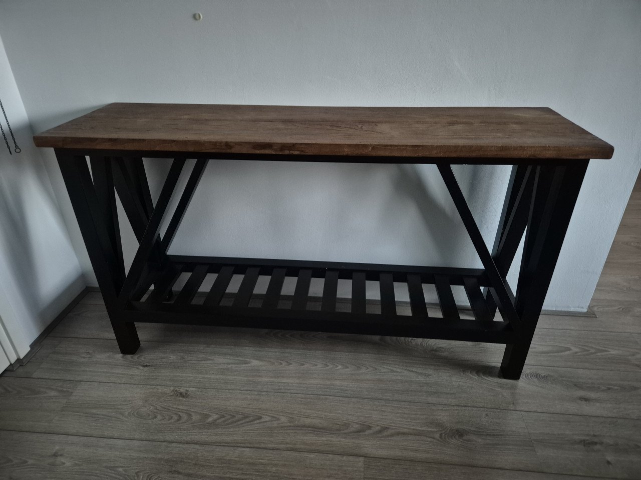 Sidetable zwart met houtenblad.