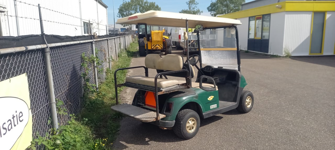 4 x Golfkar met laadbak.