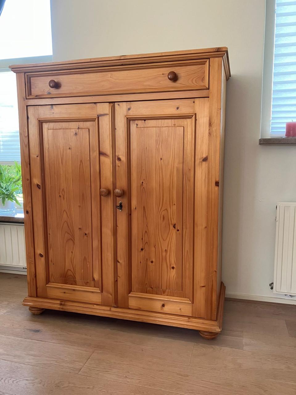 Massief grenen, blank gelakte Meidenkast gemaakt door meubelmaker