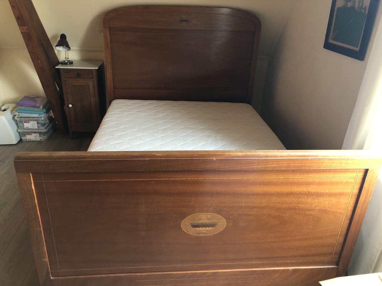 Vintage bed en vrij nieuwe matras met nachtkastje