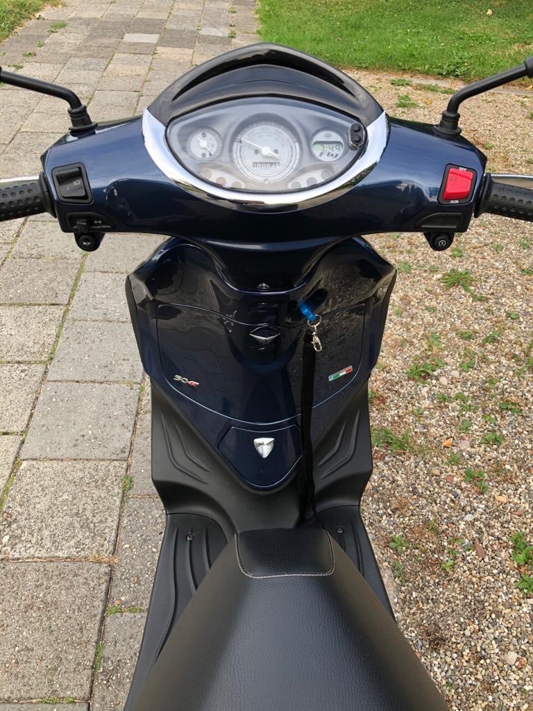 Te Koop Piaggio New Fly 2013 zeer nette staat.Blue Kleur