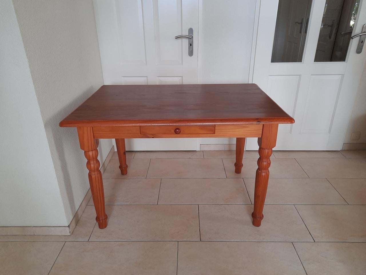 Mooie tafel 80 x 120 x 76H (in goede nette staat )