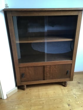 Antieke kast met schuifdeuren