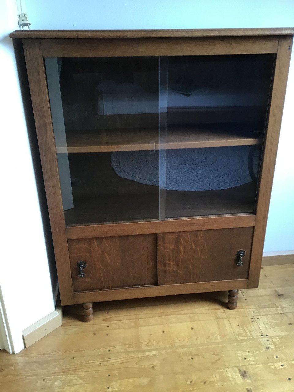 Antieke kast met schuifdeuren