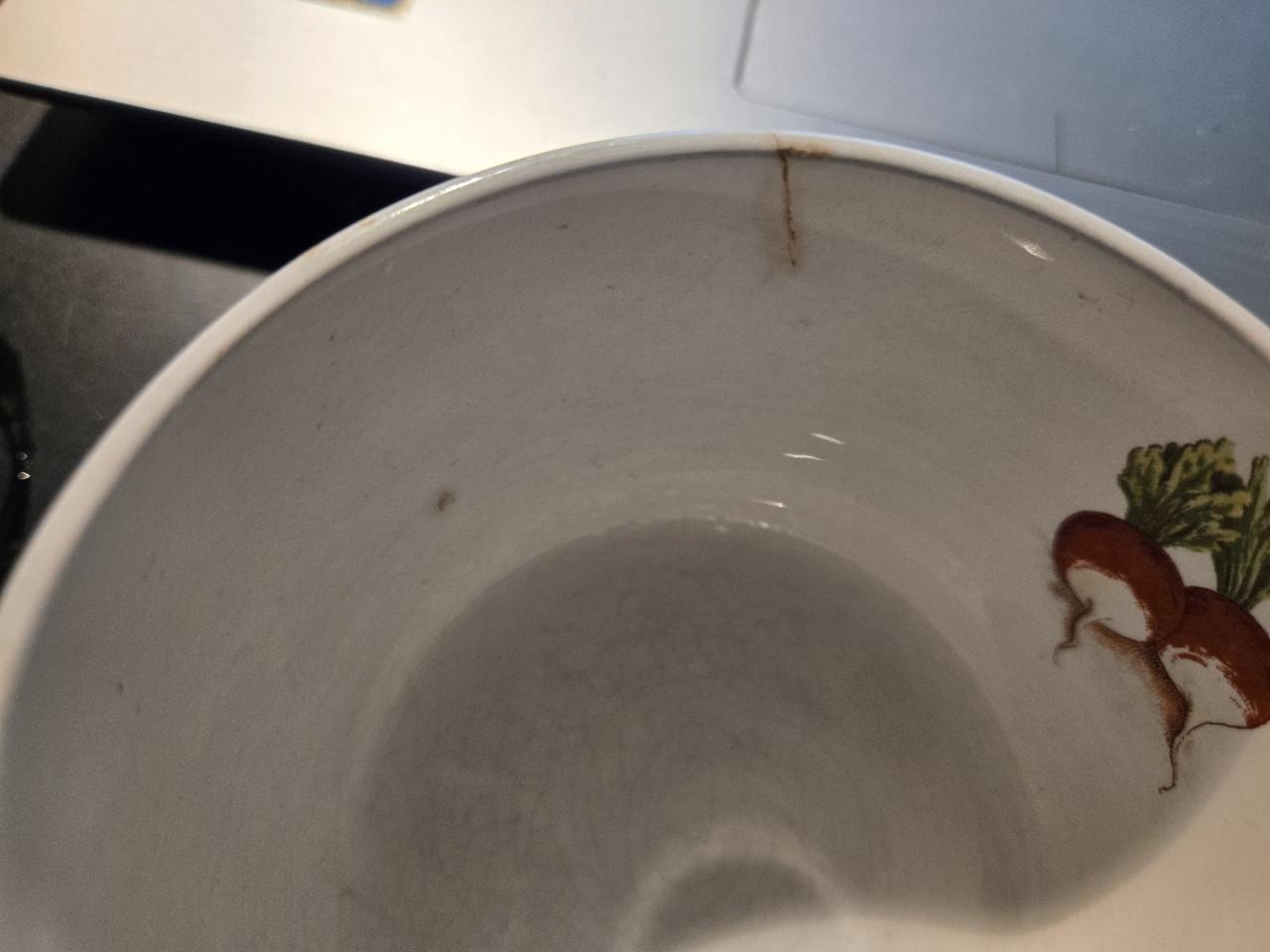 2 stuks vintage soepkommen, met wortels en radijs