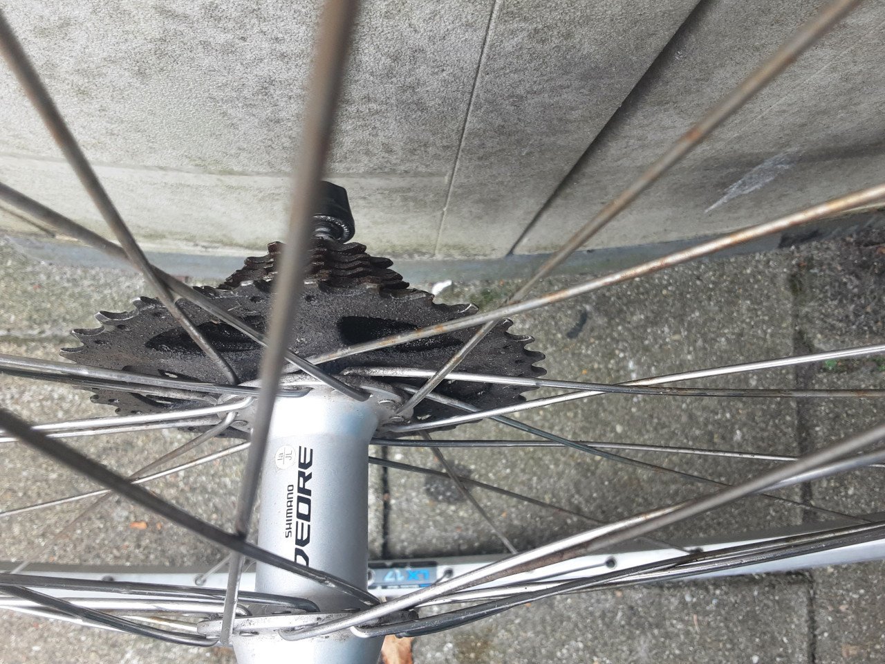 28 inch. Shimano achterwiel, 9 speed cassette, uitvalnaaf