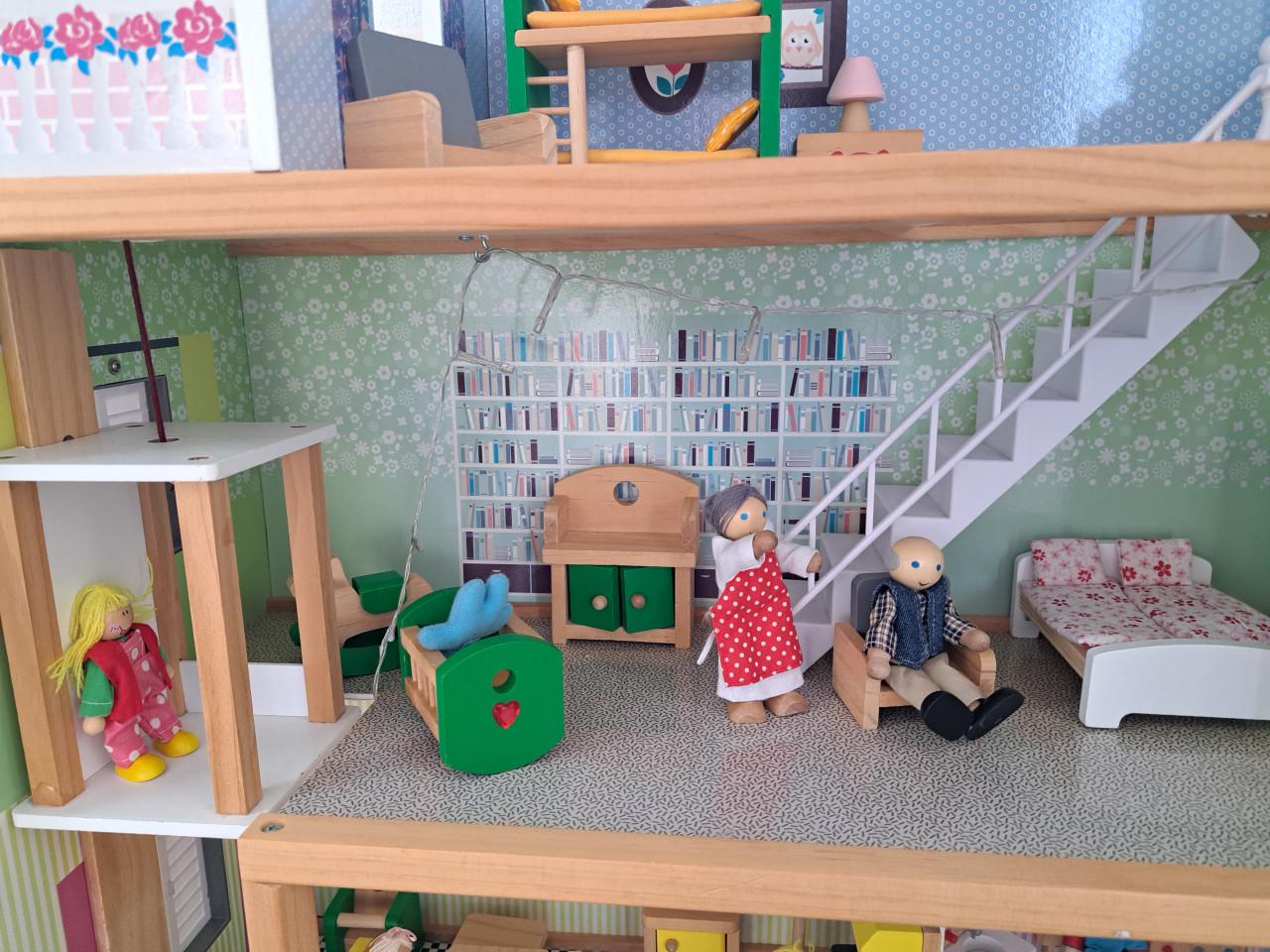 Poppenhuis met toebehoren