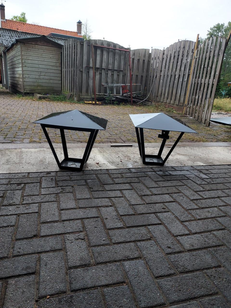 2 frames  van metalen lantaren kappen