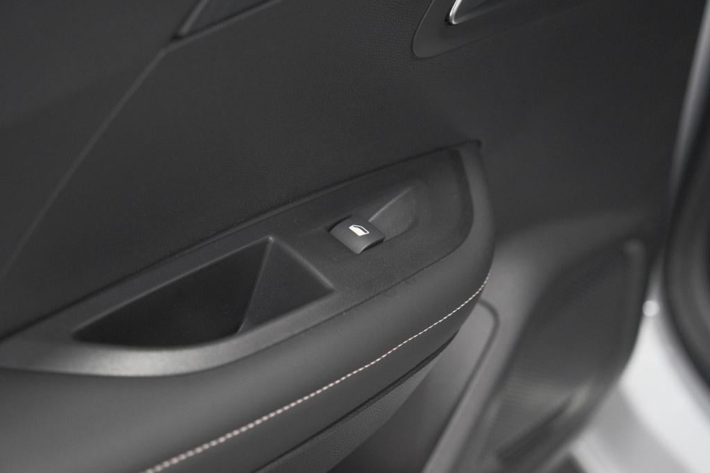 Peugeot 2008 puretech 130 eat8 allure | 360 camera | dodehoekdetectie | app