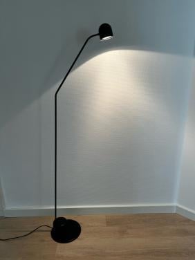 Zwarte vloer-leeslamp incl. halogeen lampje