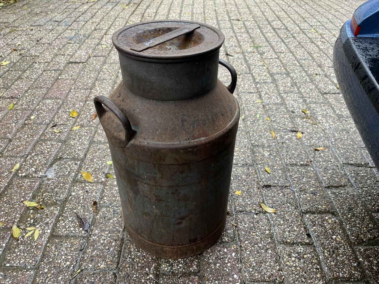 3 Melkbussen, metaal