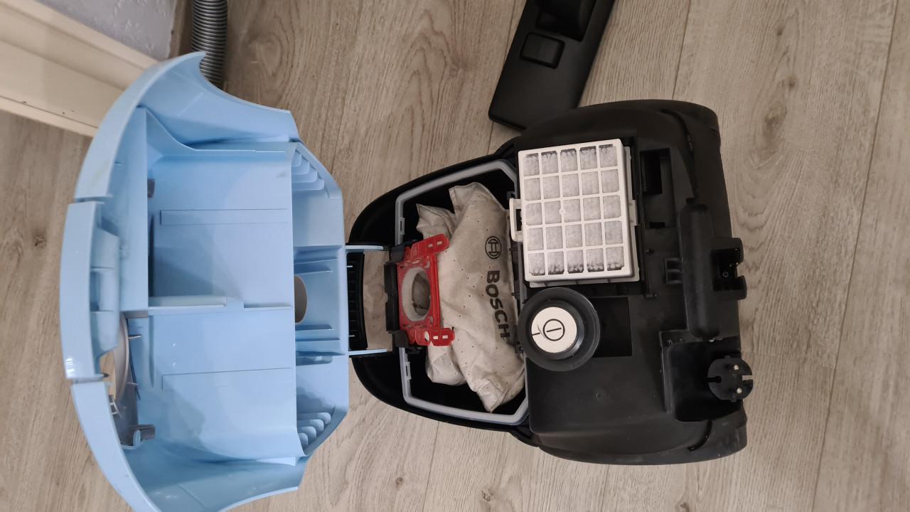 Stofzuiger merk BOSCH-220V-600W in zeer goed staat-compleet