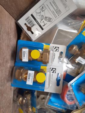 Veel installatiemateriaal, koppelingen,kraan ed 1 euro per stuk bij hhzb