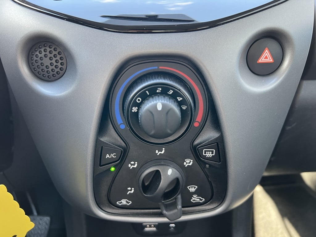 Toyota Aygo 1.0 vvt-i x-play ltd | dealeronderhouden | airco |