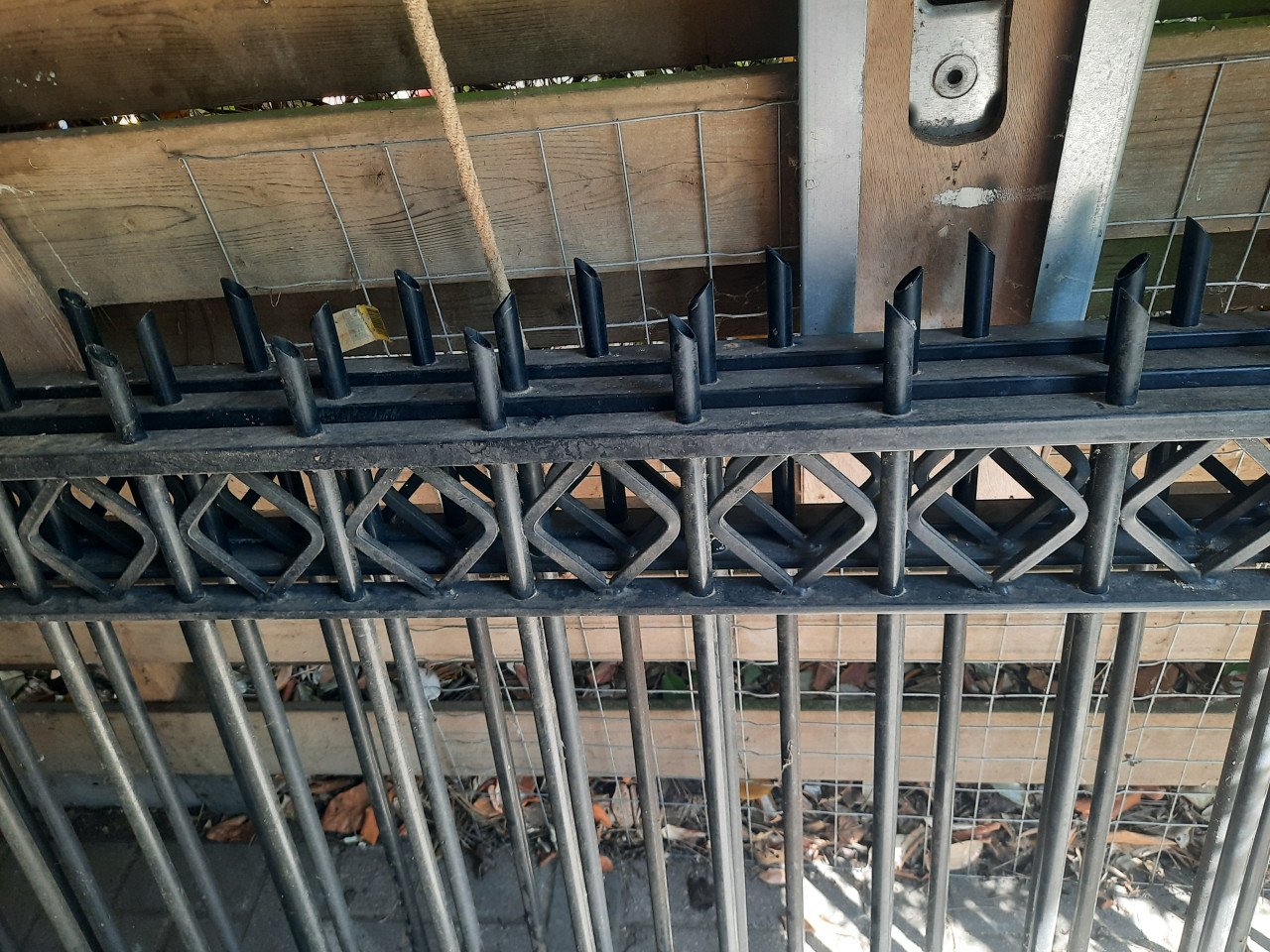 Prachtige draaipoort en sierhekwerk gegalvaniseerd en gepoedercoat zwart