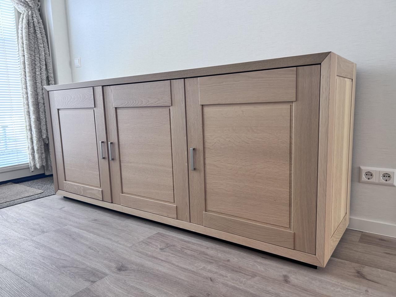 Mooi dressoir, licht eiken, in goede staat.