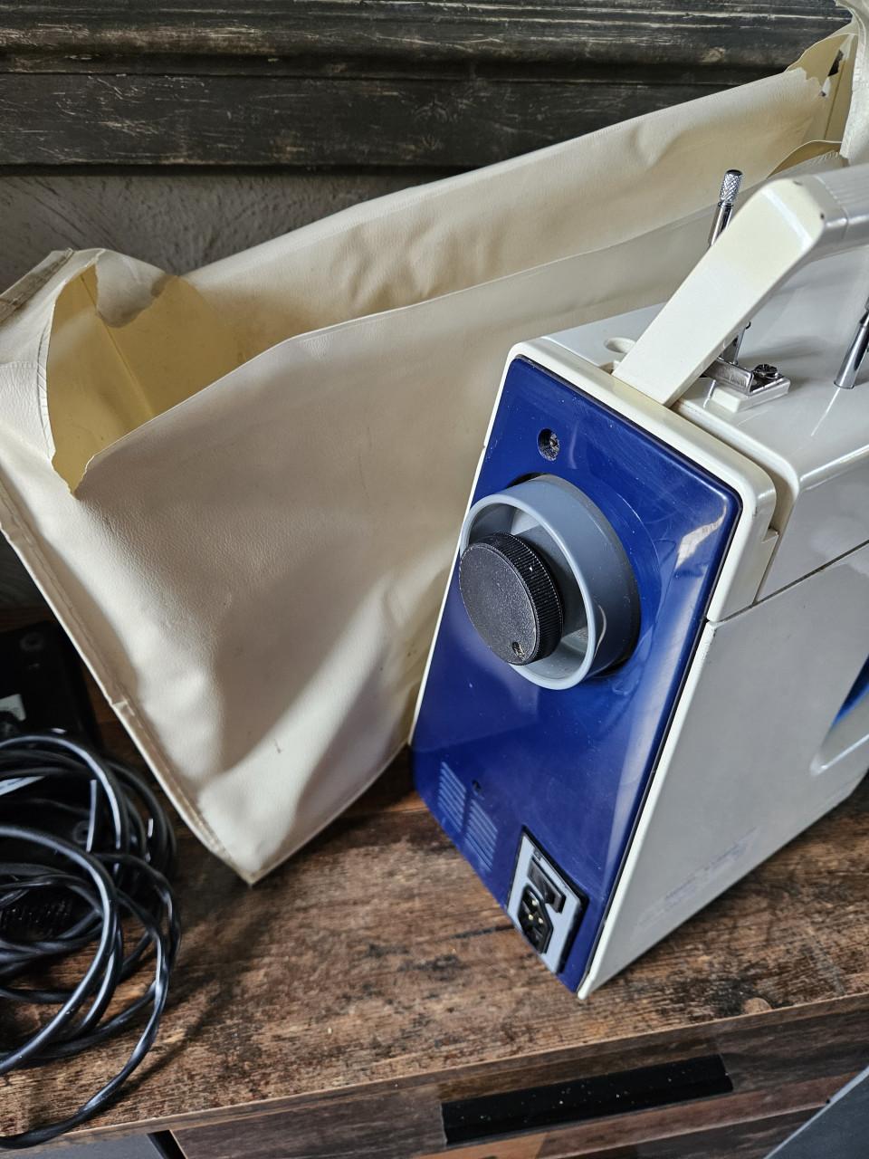 Toyota Naaimachine Model 590E - Compleet met Accessoires