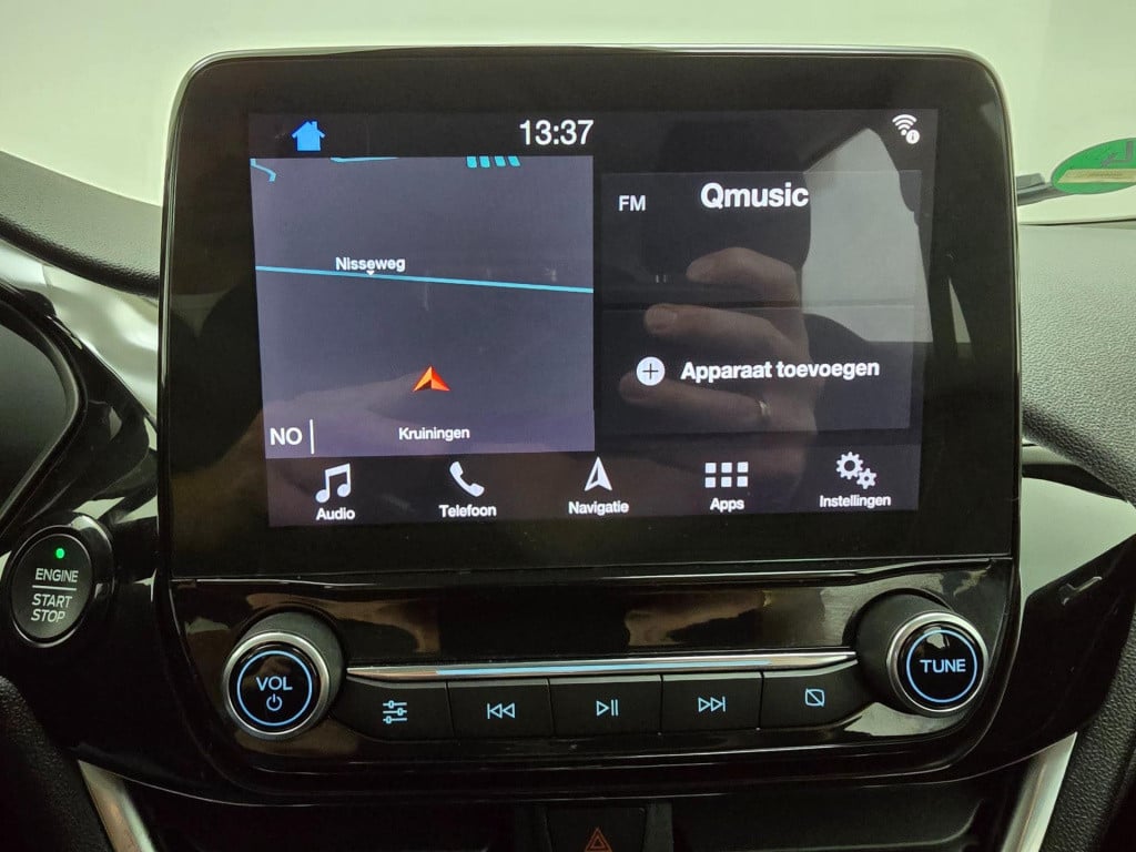 Ford Fiesta occasion luxe titanium met zwarte velgen en parkeercamera | bom