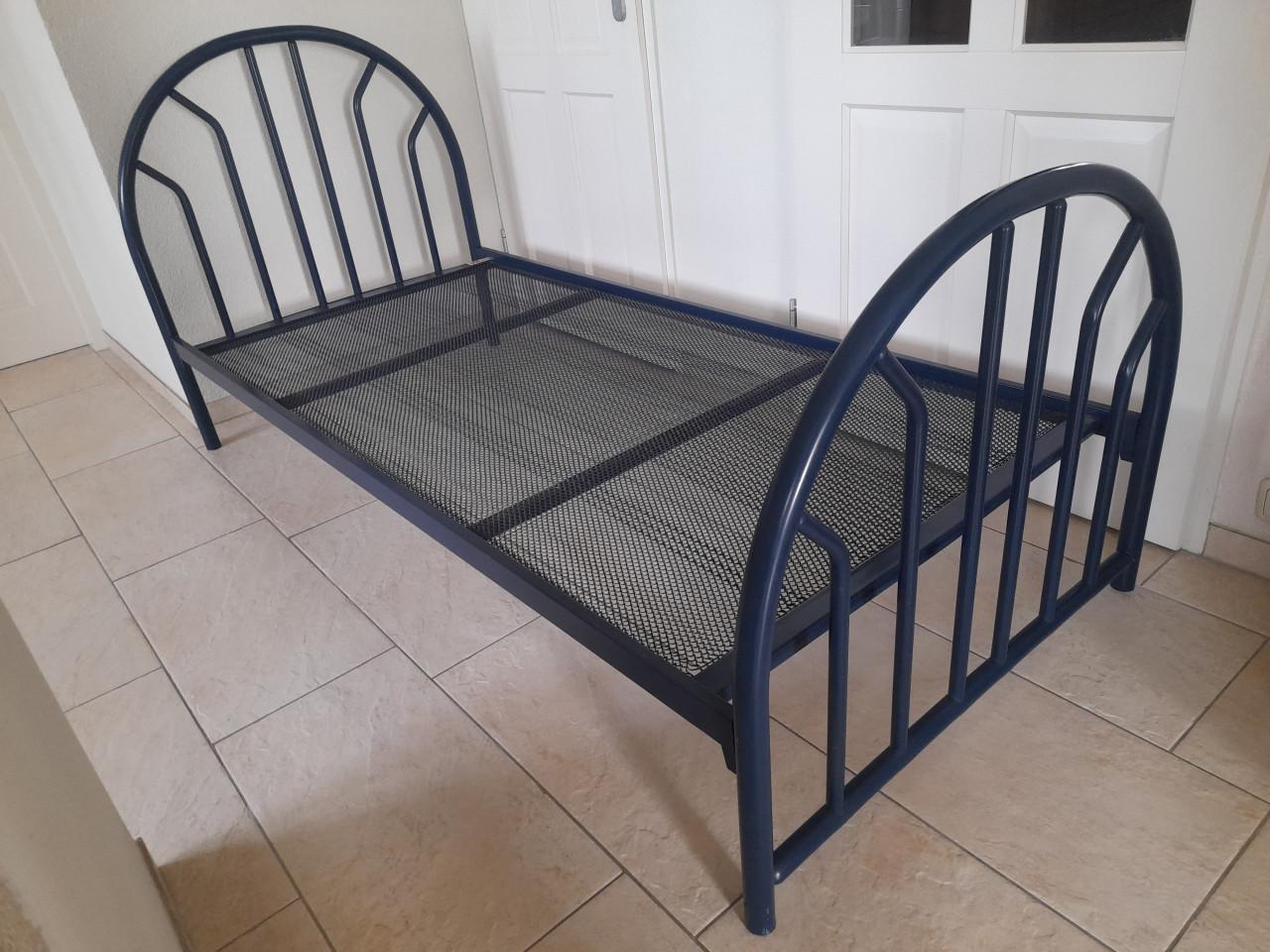 Metalen 1 persoons bed ( in goede staat )