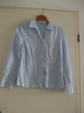 Te koop mooie blouse met lange mouw.(z.g.a.n.).