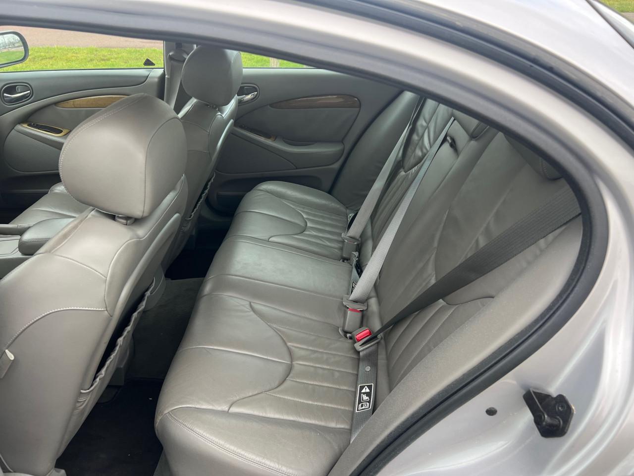 Prachtige Jaguar S Type uit 2000 met slechts 131.000 km aantoonbaar!!