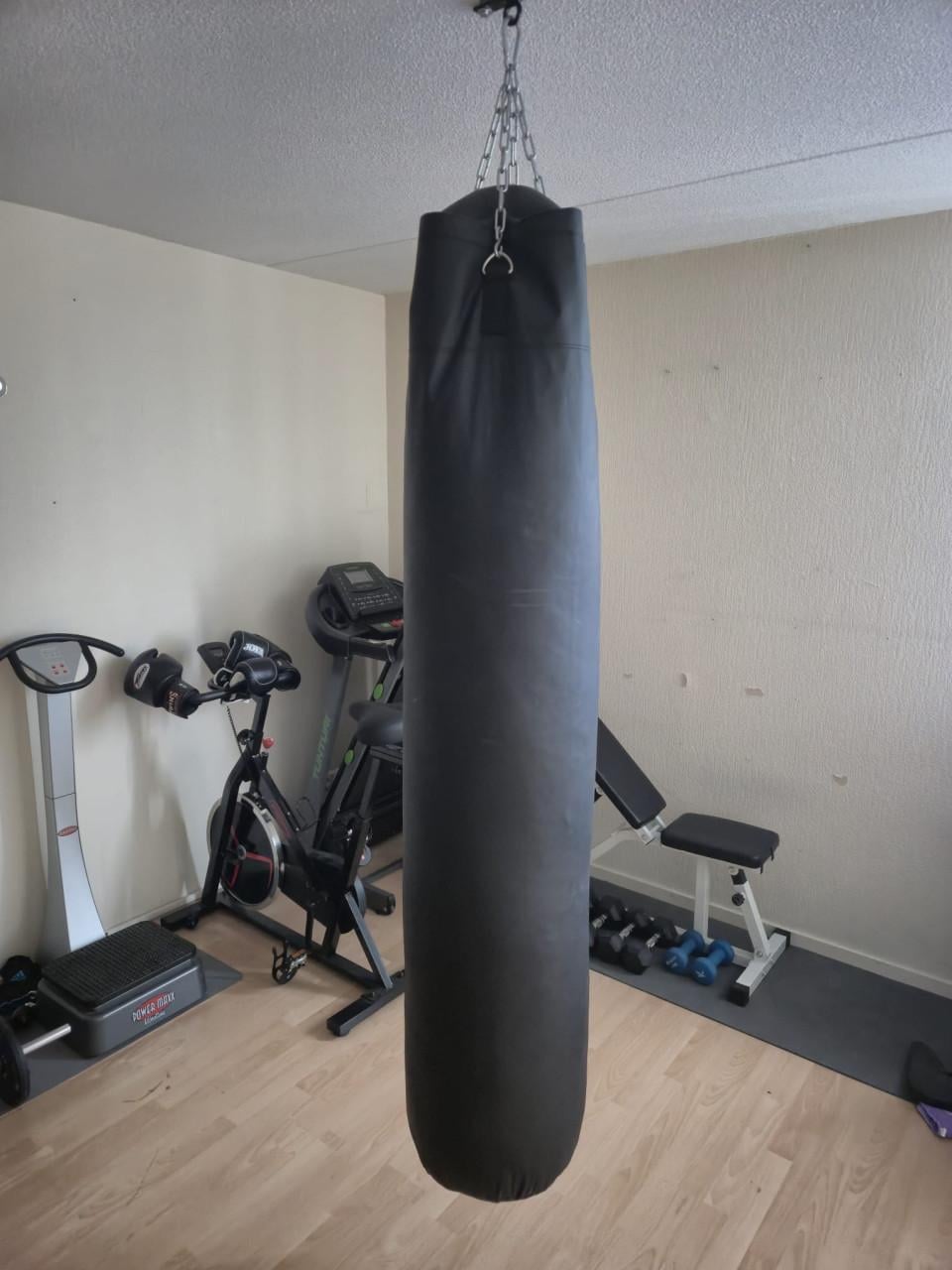 Bankdruk, boxzak, spinfiets, divers fitness materiaal