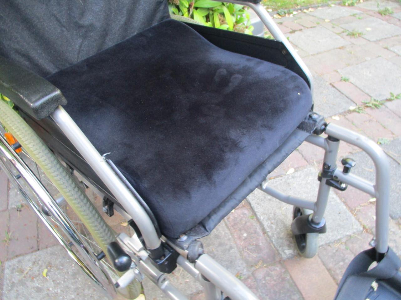 Degelijke rolstoel met wigkussen te koop