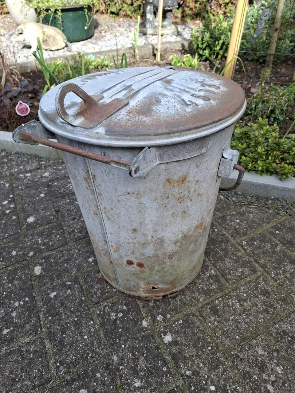 Zinken vuilnisbak Zierikzee