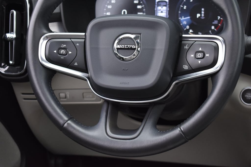 Volvo XC40 1.5 t3 momentum pro | pano | camera | apple carplay | android au