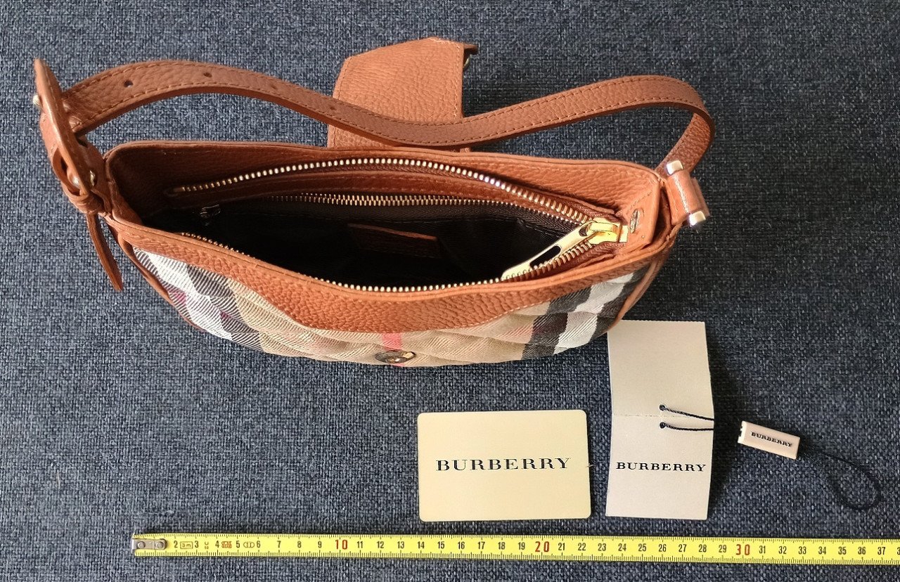 BURBERRY nova check little bag.